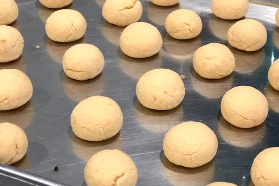 


Untuk menggaringkan biskut seperti makmur dan suji, gunakan loyang yang disapu mentega.