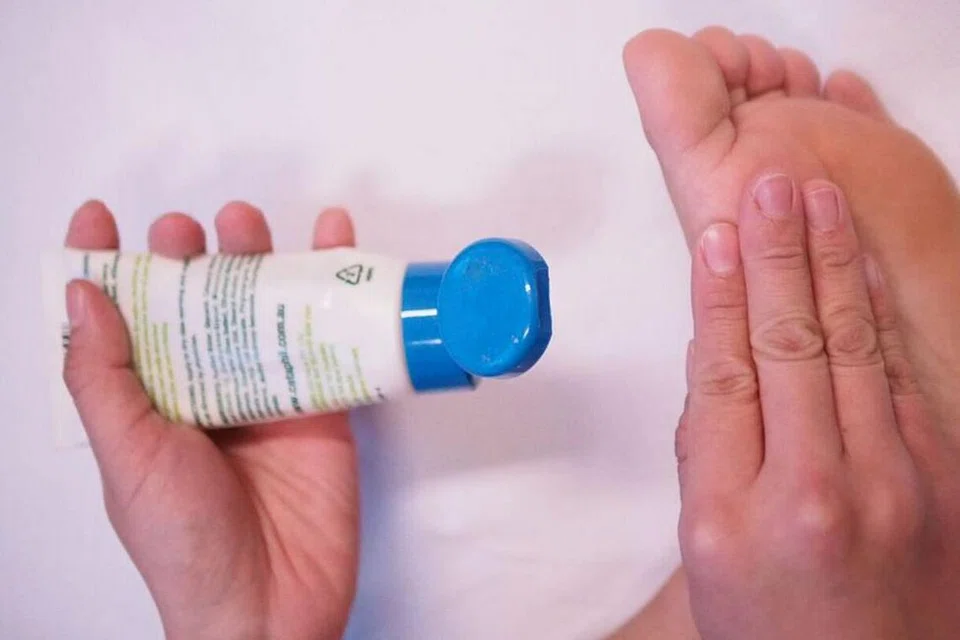 ATASI KULIT KERING: Lembapkan kulit kaki kecuali di antara jari kaki setiap hari untuk mengatasi kulit kering. - Foto SERI MUSFIRAH MUSTAFAH