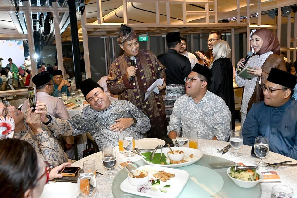 Hadirin di majlis Perjumpaan Hari Raya Menteri 2026 seronok dihiburkan pengacara majlis, Djohan Abdul Rahman dan Shenty Feliziana.