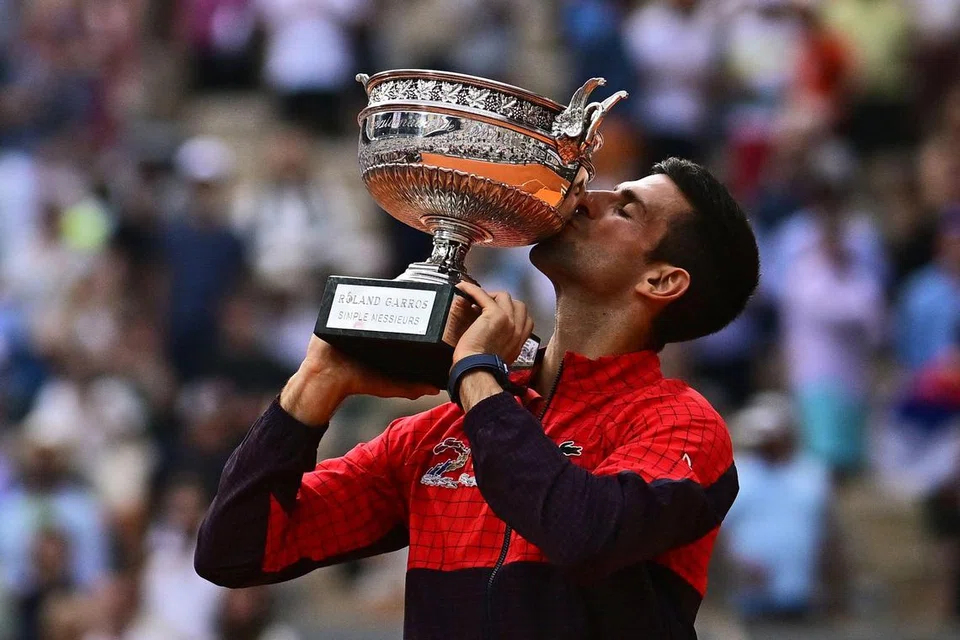 MENANG GRAND SLAM KE-23: Pemain asal Serbia, Novak Djokovic, menikmati kemenangan pertandingan final lelaki Roland Garros selepas menewaskan pemain Norway,  Casper Ruud.