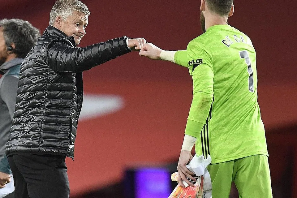 GOL PENTING: Pengurus United Solskjaer, kelihatan menyambut penjaga gol David de Gea (gambar atas), berkata ia "waktu paling buruk untuk memberi pasukan lawan peluang menjaringkan gol". - Foto EPA-EFE