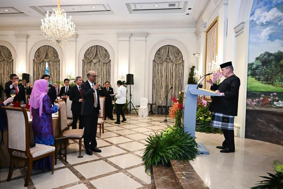 Presiden Tharman Shanmugaratnam (kiri) mengucapkan tahniah dan penghargaannya kepada Yang di-Pertuan Agong Malaysia, Sultan Ibrahim  (kanan), dalam majlis jamuan negara di Istana pada 6 Mei.