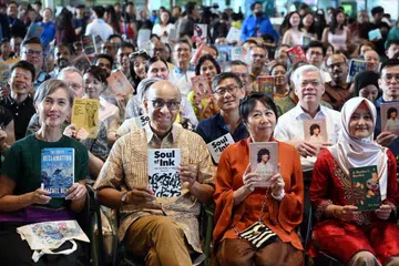 (Dari kiri) Menteri Pembangunan Digital dan Penerangan, Cik Josephine Teo; Presiden Tharman Shanmugaratnam; Cik Jane Ittogi; dan Menteri Negara (Pembangunan Digital dan Penerangan), Cik Rahayu Mahzam, semasa pelancaran Cabaran ReadSG di Bangunan Perpustakaan Negara pada 6 September.