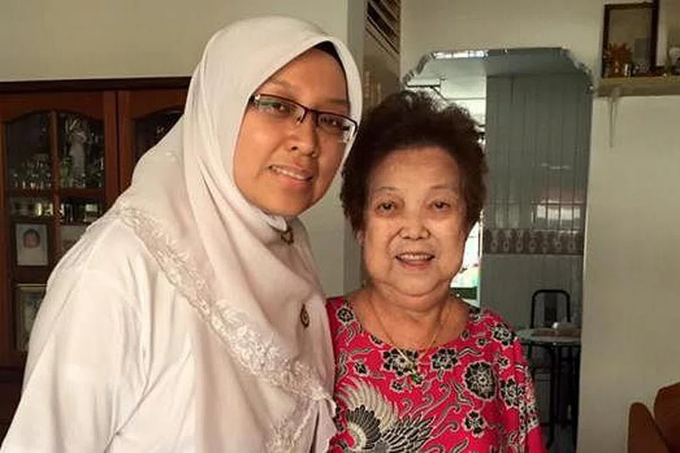 Dr Intan Azura meluangkan masa tiga kali sehari sepanjang kempen pilihan raya umum ini bertemu penduduk GRC Ang Mo Kio. Gambar DR INTAN AZURA