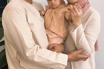 BERUSAHA DEMI ANAK: Dengan sumber pendapatan alternatif, Cik Shafiqah berharap ia dapat membantu keluarganya menyara anak serta menampung untuk hari-hari sukar di tengah-tengah kemelesetan ekonomi ini. - Foto ihsan NUR SHAFIQAH NASARUDIN 
