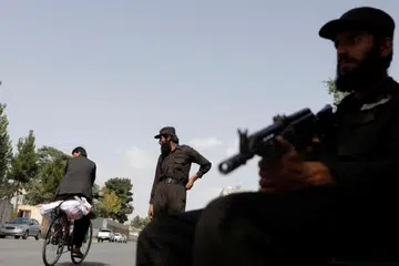 KETAT DAN MENYEKAT: Tentera Taleban yang mengambil alih kepimpinan di Afghanistan ketat mengawal dan berjaga di pusat pemeriksaan Kabul di Afghanistan. 