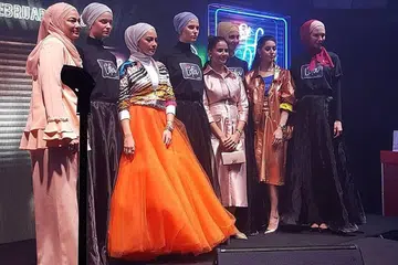 TERIMA TEGURAN: Neelofa (tiga dari kiri) yang bergambar dengan model serta anggota keluarganya menerima baik teguran Mufti Wilayah Persekutuan, Datuk Dr Zulkifli Mohamad Al-Bakri, dan tokoh agama lain yang tampil menasihatinya agar lebih peka tentang tuntutan agama selepas timbulnya kontroversi pelancaran tudung 'turban' di disko Zouk. - Foto MYNEWSHUB