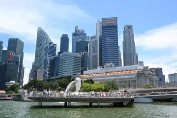 Kementerian Perdagangan dan Perusahaan (MTI) memberi amaran bahawa tarif baru Amerika Syarikat boleh mengakibatkan keadaan ekonomi yang semakin tidak menentu. Ia boleh menyebabkan syarikat menghentikan pengambilan pekerja buat sementara waktu. 