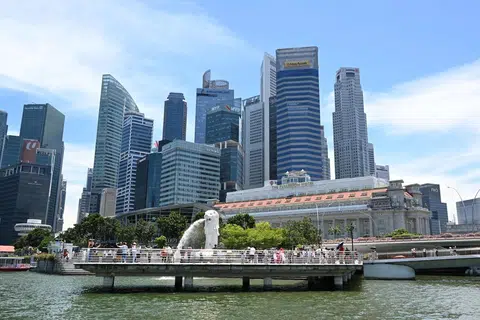 Kementerian Perdagangan dan Perusahaan (MTI) memberi amaran bahawa tarif baru Amerika Syarikat boleh mengakibatkan keadaan ekonomi yang semakin tidak menentu. Ia boleh menyebabkan syarikat menghentikan pengambilan pekerja buat sementara waktu. 