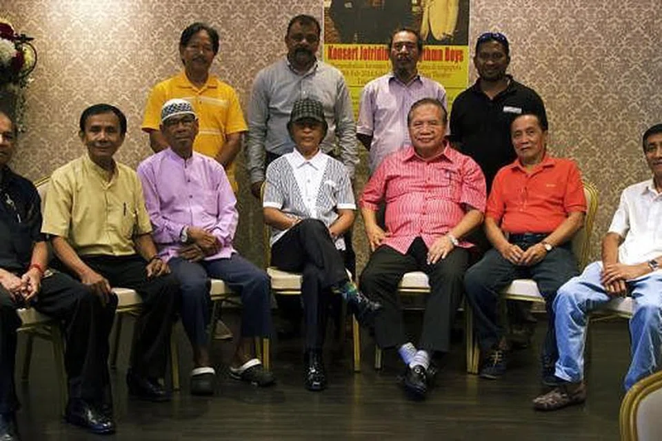 KENANGAN BERSAMA: Datuk Jeffrydin (tengah) bersama anggota The Rhythm Boys berkongsi kenangan manis zaman muda pada satu sesi makan bersama dengan pihak penganjur Cendawan Kembang Singapura, Encik Latiff Jaafar (di sebelah kanan Jeffrydin). - Foto THE RHYTHM BOYS