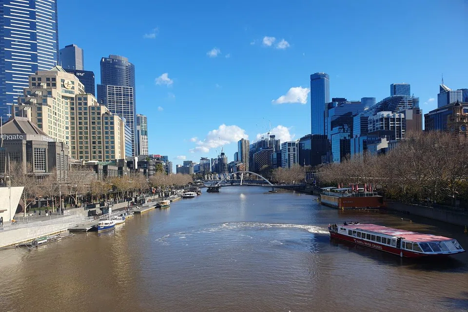 PEMANDANGAN INDAH: Bangunan pencakar langit di tebing Sungai Yarra, Melbourne, Australia.