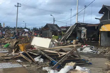 APABILA BENCANA MELANDA: Tsunami di Selat Sunda Disember lalu meragut lebih 400 nyawa. 