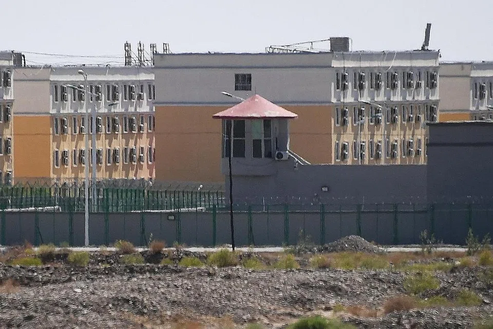 PUSAT TAHANAN: Bangunan di Pusat Perkhidmatan Latihan Kemahiran Vokasional Artux City ini dipercayai adalah 'pusat pemulihan' di mana minoriti Muslim ditahan di utara Kashgar, China di wilayah Xinjiang. - Foto AFP
