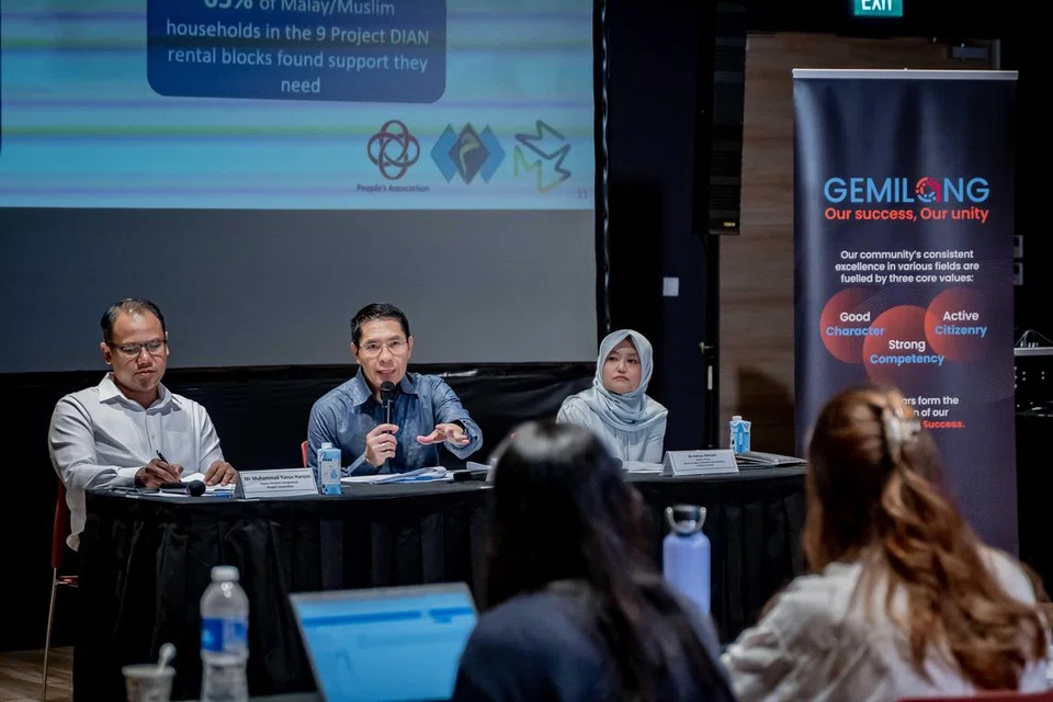 
(Dari kiri) Timbalan Pengarah (Penyepaduan), Persatuan Rakyat (PA), Encik Muhammad Yunus Haroon; Menteri di Pejabat Perdana Menteri, Dr Mohamad Maliki Osman; dan Menteri Negara (Penerangan dan Pembangunan Digital merangkap Kesihatan), Cik Rahayu Mahzam, di sidang media pada 25 Oktober untuk memberi perkembangan terkini mengenai kemajuan M³@Bandar sepanjang lima tahun lalu.