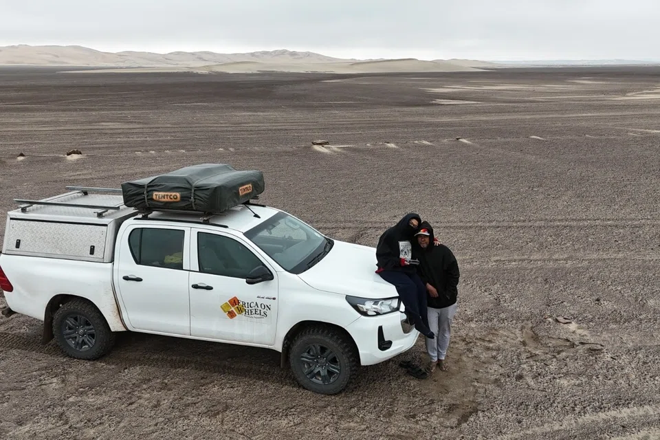Cik Suhaila Hashim, dan suaminya, Encik Mohamad Mansor, menjejakkan kaki di tapak Skeleton Coast yang pernah menjadi dasar lautan berjuta-juta tahun dahulu.