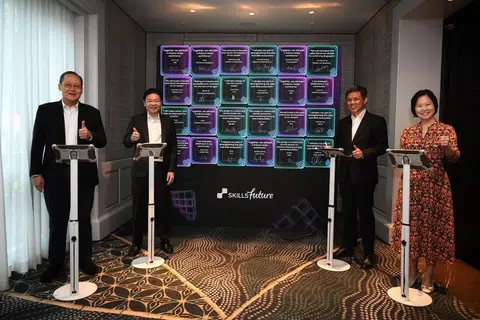 Perdana Menteri, Encik Lawrence Wong (dua dari kiri), berkata SkillsFuture Singapura (SSG) perlu meningkatkan usaha dalam merangka kursus yang memberikan manfaat maksimum kepada rakyat Singapura. Beliau ditemani pemimpin Singapura yang menghadiri majlis ulang tahun SkillsFuture yang ke-10 di Hotel Four Seasons pada 23 Mei (dari kiri) Menteri Tenaga Manusia, Dr Tan See Leng; Menteri Pendidikan, Encik Chan Chun Sing; dan Menteri Negara (Pendidikan dan Tenaga Manusia), Cik Gan Siow Huang. 