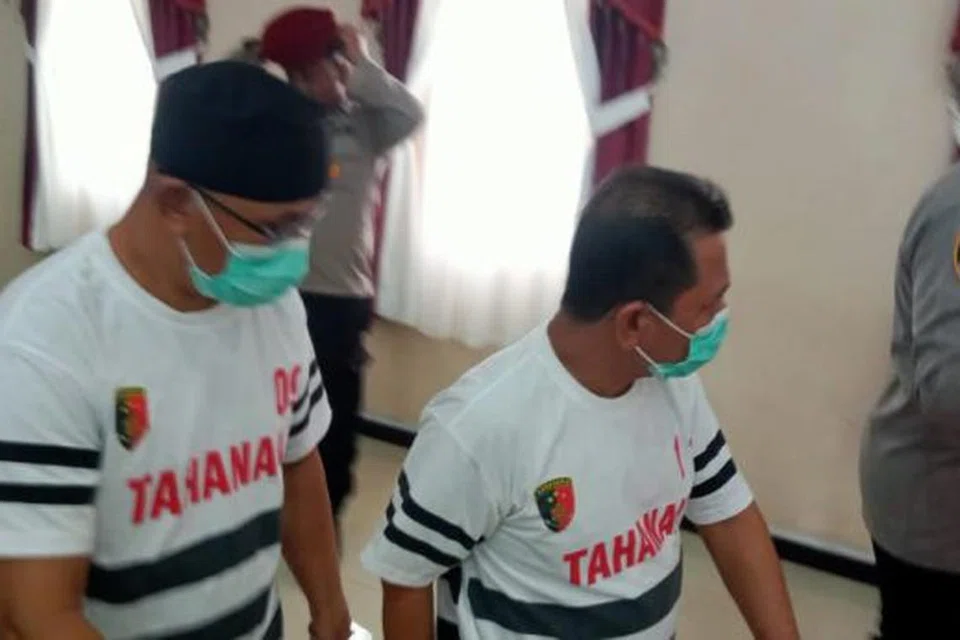 Dua suspek termasuk pegawai Penguasa Zon Perdagangan Bebas Batam (BP Batam) ditahan polis kerana disyaki terlibat dalam percubaan menyeludup dua wanita ke Singapura.