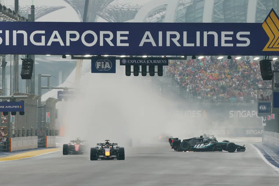 Max Verstappen (kenderaaan paling depan) memenangi acara pecut di Litar Marina Bay pada 10 Oktober selepas kenderaan yang dipandu George Russell (Mercedes) terbabas.