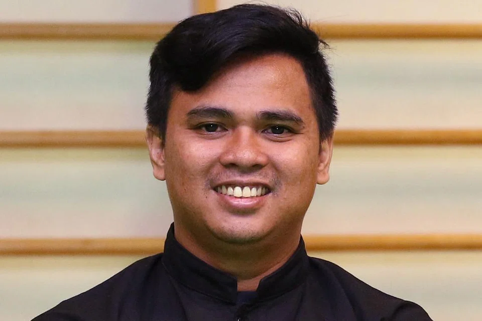 "Keakraban mereka begitu baik sekali... setiap seorang sering mendorong yang lain... apa yang perlu dilakukan kini ialah mengurangkan kesilapan dan menunjukkan keserasian dari mula hingga akhir rutin. Saya yakin kami mampu menduduki antara tiga tangga utama dengan Vietnam dan Indonesia merupakan antara pesaing utama kami nanti." - Jurulatih pasukan seni silat negara, Muhamad Hamdi (gambar). - Foto BH oleh JEREMY KWAN