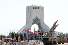 Peluru berpandu Zolfaghar dipamerkan di Dataran Azadi, Teheran, pada 24 Julai 2026 ketika Iran terus mempamerkan keupayaan ketenteraannya di tengah-tengah konflik dengan Amerika Syarikat. Walaupun kedua-dua negara menghentikan sementara serangan dan memberi ruang kepada usaha diplomatik, Teheran menegaskan ia hanya akan mengekalkan jeda itu selagi Washington tidak menyambung semula kempen pengeboman. Rundingan yang diusahakan Oman mengenai krisis di Selat Hormuz pula dilaporkan menunjukkan sedikit kemajuan, namun ketegangan di rantau itu masih kekal tinggi.