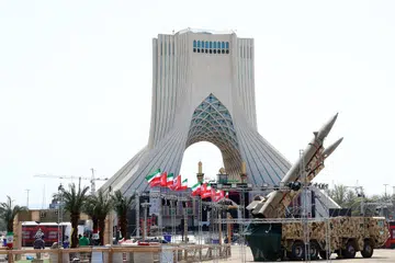 Peluru berpandu Zolfaghar dipamerkan di Dataran Azadi, Teheran, pada 24 Julai 2026 ketika Iran terus mempamerkan keupayaan ketenteraannya di tengah-tengah konflik dengan Amerika Syarikat. Walaupun kedua-dua negara menghentikan sementara serangan dan memberi ruang kepada usaha diplomatik, Teheran menegaskan ia hanya akan mengekalkan jeda itu selagi Washington tidak menyambung semula kempen pengeboman. Rundingan yang diusahakan Oman mengenai krisis di Selat Hormuz pula dilaporkan menunjukkan sedikit kemajuan, namun ketegangan di rantau itu masih kekal tinggi.