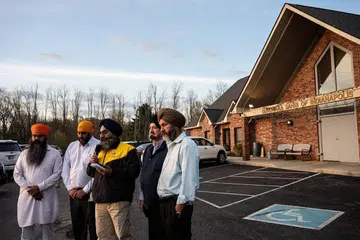 TIDAK PASTI JIKA KEJADIAN BERBAUR PERKAUMAN: Empat pemimpin kumpulan Sikh, Sikh Satsang dari Indianapolis, Amerika Syarikat, diwawancara menyusuli pembunuhan empat anggota kumpulan dalam satu kejadian tembakan ramai di tapak kemudahan FedEx. Namun, pihak berkuasa belum dapat memastikan jika kejadian ini ada kena-mengena dengan perkauman. - Foto GETTY IMAGES- AFP 