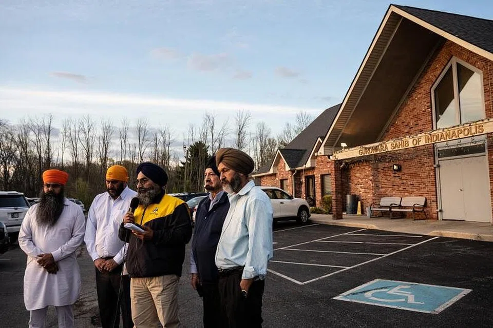 TIDAK PASTI JIKA KEJADIAN BERBAUR PERKAUMAN: Empat pemimpin kumpulan Sikh, Sikh Satsang dari Indianapolis, Amerika Syarikat, diwawancara menyusuli pembunuhan empat anggota kumpulan dalam satu kejadian tembakan ramai di tapak kemudahan FedEx. Namun, pihak berkuasa belum dapat memastikan jika kejadian ini ada kena-mengena dengan perkauman. - Foto GETTY IMAGES- AFP 