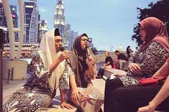 CONTOH YANG BERJAYA: Seorang lagi Encik Hafidz Rahman (kiri), yang mempunyai akaun satira yang menarik kerana beliau 'relatable'. Videonya ringkas dan berada dalam kedudukan yang baik untuk berjaya kerana ia lain daripada yang lain. - Foto BBMT