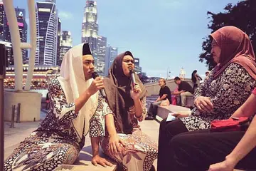 CONTOH YANG BERJAYA: Seorang lagi Encik Hafidz Rahman (kiri), yang mempunyai akaun satira yang menarik kerana beliau 'relatable'. Videonya ringkas dan berada dalam kedudukan yang baik untuk berjaya kerana ia lain daripada yang lain. - Foto BBMT