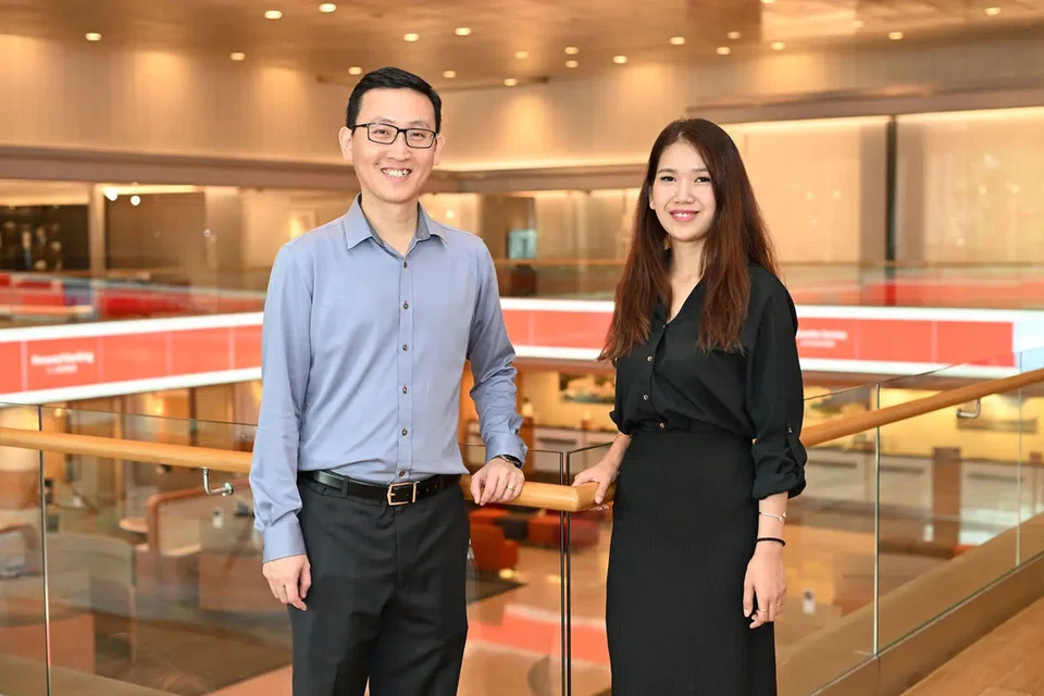Duta digital OCBC, Cik Siti Hatijah, bersama mentornya, Pengurus Khidmat Pelanggan, Encik Shawn Yang.