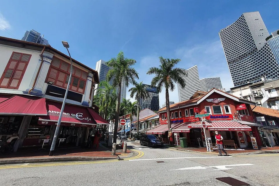 MENANTI PELANGGAN: Perniagaan F&B seperti restoran Kampung Gelam ini perlu menunggu sehingga 21 Jun apabila pelanggan dibenarkan untuk kembali makan di restoran dalam kumpulan sehingga lima orang. - Foto BH oleh NUR ADILAH MAHBOB