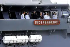 TINJAU KAPAL: Presiden Tony Tan (tengah) menaiki Kapal Misi Pesisir (LMV) RSS Independence bagi meninjau kapal perang lain yang berlabuh di luar Pangkalan Laut RSS Singapura-Changi, semasa acara Tinjauan Maritim Antarabangsa pertama Singapura semalam. - Foto THE STRAITS TIMES