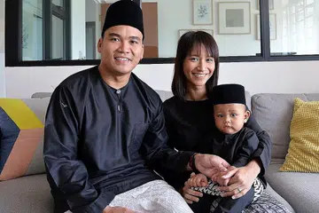 PENTINGKAN PERTALIAN KELUARGA: Pelakon Izyan Mellyna mementingkan sesi berkunjungan bersama keluarga terdekat demi mengeratkan silaturahim semasa musim Raya ini. Beliau bergambar bersama suaminya Muhammad Saiful Nazri Sardani dan anak mereka Muhammad Shah Ilhaan. - Foto IMAN ALIF