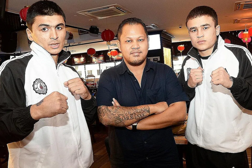 HARAPAN BESAR: Promoter tinju, Alexander Shah (tengah), memendam harapan menyemarakkan arena tinju profesional setempat melalui acara dan kejohanan anjuran syarikatnya, Cartel International Promotions. Bersamanya ialah dua petinju asal Uzbekistan kini di bawah naungan Cartel International, Qudratillo Abduqaxorov (kanan) dan Azizbek Abdugofurov, yang akan turut bertarung hari ini sempena acara 'WBC Asia Battle of Champions' di The Pavilion, Far East Square. - Foto JOHARI RAHMAT