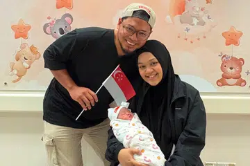Cik Nurfarahin Jalil dan suaminya Encik Ahmad Nabil Abu Bakar menyambut anak ketiganya, Nadra Ahmad Nabil, 16 saat selepas tengah malam Hari Kebangsaan.