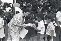 PENYAYANG DAN BAIK HATI: Mendiang Cik Wee memberi hadiah kepada kanak-kanak kurang bernasib baik termasuk daripada Persatuan Bantuan Kanak-Kanak Singapura, Rumah Anak Yatim Darul Ihsan, Ramakrishna Mission dan Rumah Tumpangan Kanak-Kanak Wilkie Road semasa karnival dan pesta ria polis pada 1985.