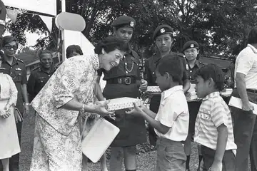 PENYAYANG DAN BAIK HATI: Mendiang Cik Wee memberi hadiah kepada kanak-kanak kurang bernasib baik termasuk daripada Persatuan Bantuan Kanak-Kanak Singapura, Rumah Anak Yatim Darul Ihsan, Ramakrishna Mission dan Rumah Tumpangan Kanak-Kanak Wilkie Road semasa karnival dan pesta ria polis pada 1985.