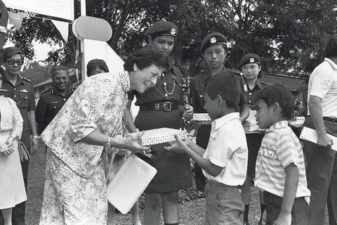 PENYAYANG DAN BAIK HATI: Mendiang Cik Wee memberi hadiah kepada kanak-kanak kurang bernasib baik termasuk daripada Persatuan Bantuan Kanak-Kanak Singapura, Rumah Anak Yatim Darul Ihsan, Ramakrishna Mission dan Rumah Tumpangan Kanak-Kanak Wilkie Road semasa karnival dan pesta ria polis pada 1985.