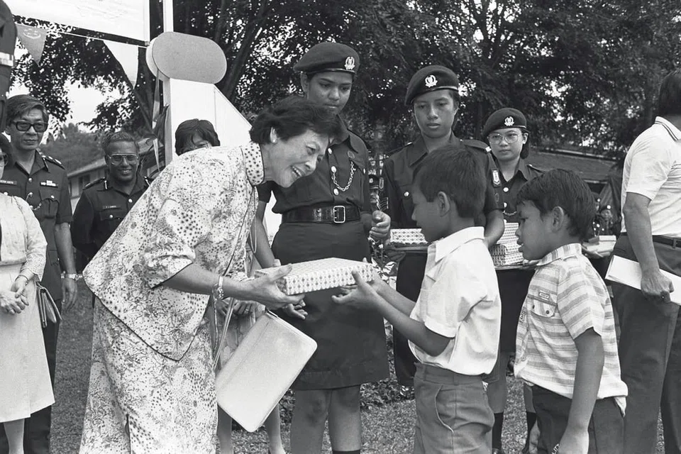 PENYAYANG DAN BAIK HATI: Mendiang Cik Wee memberi hadiah kepada kanak-kanak kurang bernasib baik termasuk daripada Persatuan Bantuan Kanak-Kanak Singapura, Rumah Anak Yatim Darul Ihsan, Ramakrishna Mission dan Rumah Tumpangan Kanak-Kanak Wilkie Road semasa karnival dan pesta ria polis pada 1985.
