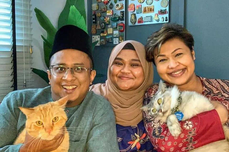 HARGAI PENGALAMAN MESKI PERIT: Cik Raslina berkata sokongan keluarga, termasuk suami Encik Mohd Sani dan anaknya Ras Elyca (tengah) mendorong beliau untuk terus bersikap positif. Gambar diambil sebelum beliau mengasingkan diri selepas penerbangannya ke luar negara. - Foto ihsan RASLINA SYED RASOOL 
