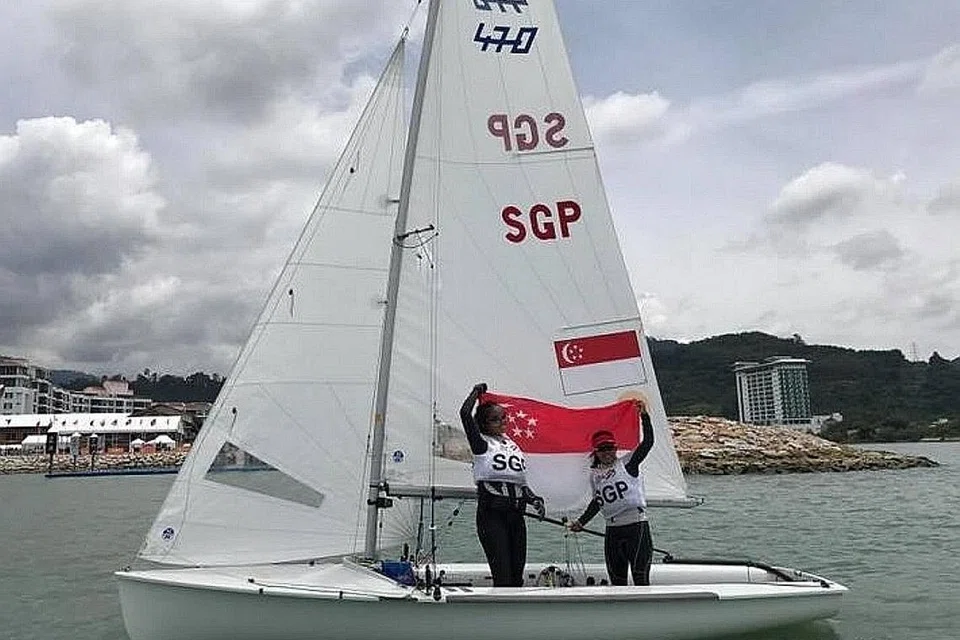 MENYERLAH: Gandingan Cheryl Teo (kiri) dan Yukie Yokoyama menjamin emas kedua Singapura melalui acara kapal layar apabila mereka memenangi acara Kelas 470 wanita semalam. - Foto FACEBOOK SINGAPORE SAILING