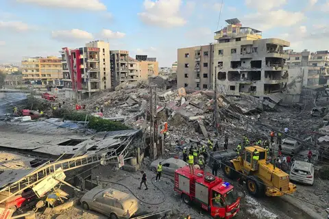 Pasukan penyelamat berkumpul di lokasi serangan Israel berhampiran sebuah hospital di bandar Tyre, selatan Lebanon pada 1 Jun 2026. Lebanon memaklumkan bahawa serangan Israel itu mengenai kawasan berhampiran hospital di bandar berkenaan, manakala Kementerian Kesihatan turut berkongsi rakaman yang menunjukkan kerosakan teruk pada fasiliti tersebut. Agensi berita rasmi National melaporkan serangan yang menyasarkan persimpangan berhampiran Hospital Jabal Amel itu terkena sebuah bangunan dan kawasan tempat letak kereta sehingga menyebabkan beberapa individu cedera. (Foto AFP)