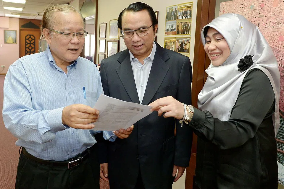 PERMUDAH BANTUAN: (Dari kiri) Encik Halim, Dr Hasbi dan Cik Fadzilah membincangkan tentang tugas Jabatan Pendekatan dan Pembangunan Masyarakat di Jamiyah, yang menggabungkan beberapa unit termasuk kebajikan, kaunseling dan pengurusan sukarelawan. - Foto-foto TUKIMAN WARJI