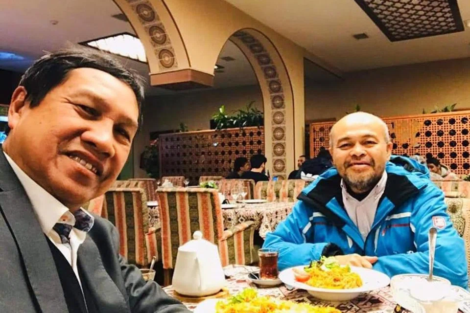 BERTEMU SAHABAT LAMA: Encik Latip Isnin (kiri), peniaga asal Singapura, menjamu  Encik Ismail Abu Bakar ketika mereka bertemu di kota Baku, Azerbaijan.