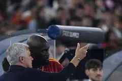 BERGANDING LAGI: Romelu Lukaku (kanan) kembali bersama Jose Mourinho (kiri) di Roma selepas bermain di bawah bimbingan pengurus itu di Manchester United.