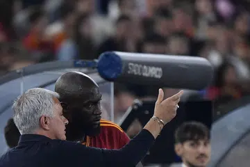 BERGANDING LAGI: Romelu Lukaku (kanan) kembali bersama Jose Mourinho (kiri) di Roma selepas bermain di bawah bimbingan pengurus itu di Manchester United.