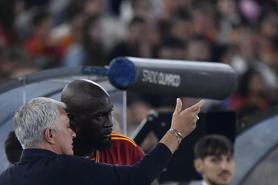 BERGANDING LAGI: Romelu Lukaku (kanan) kembali bersama Jose Mourinho (kiri) di Roma selepas bermain di bawah bimbingan pengurus itu di Manchester United.