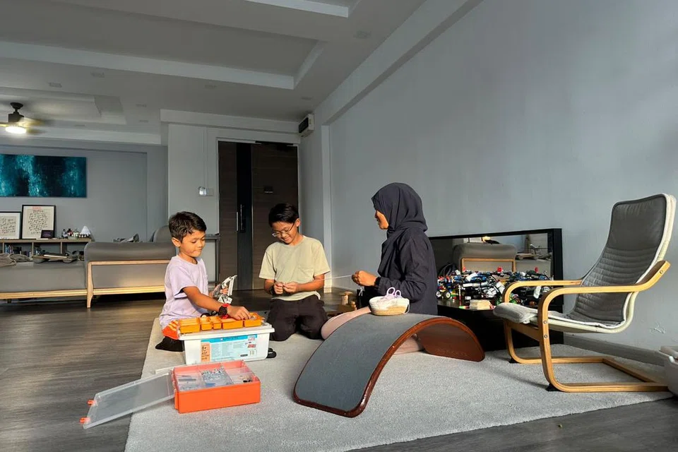 Cik Aminah Abdul Latif memberi anak-anaknya, Ali Iqbal, sembilan tahun (kiri), dan ‘Umar Iqbal, 12 tahun, masa skrin pada hujung minggu dan menjadikannya masa mereka sekeluarga menonton filem bersama.
