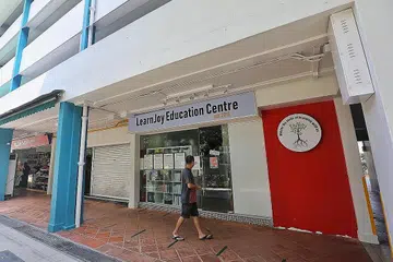 KELOMPOK BARU: Pusat pendidikan LearnJoy di Bedok North Street 3 telah ditambahkan kepada senarai kelompok di Singapura. Kini, jumlah kes dari kelompok itu adalah 10 kes. - Foto ZAOBAO