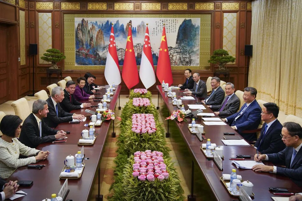 Menteri Kanan, Encik Lee Hsien Loong (dua dari kiri) bersama delegasi Singapura yang terdiri daripada (dari kiri) Menteri Negara Kanan (Ehwal Luar merangkap Pembangunan Negara), Cik Sim Ann; Menteri Ehwal Luar, Dr Vivian Balakrishnan; Menteri Pendidikan dan Menteri yang bertanggungjawab bagi Taman Perindustrian Suzhou (SIP), Encik Chan Chun Sing dan Menteri Negara Kanan (Perdagangan dan Perusahaan), Cik Low Yen Ling, mengadakan pertemuan bersama pemimpin tertinggi China di Beijing pada 26 November.